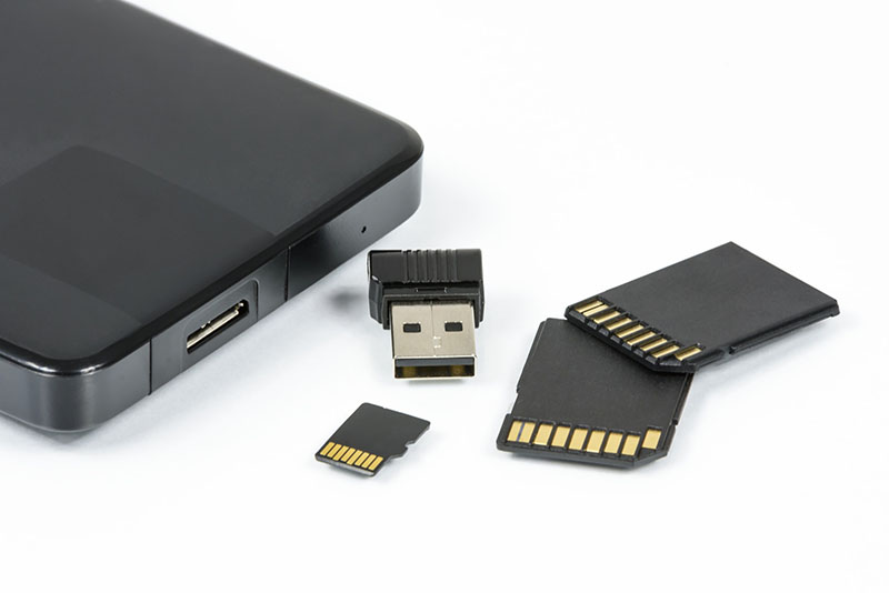 USBメモリーとSDカード