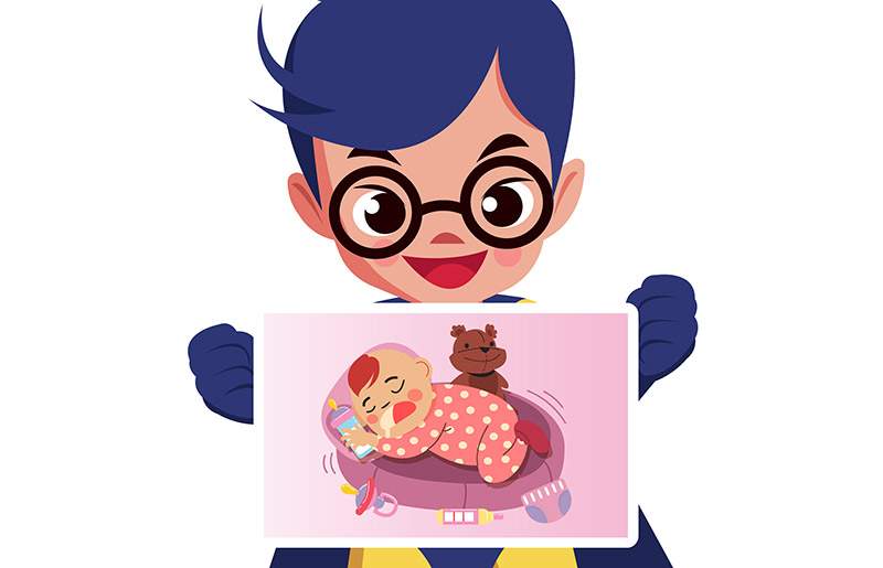 赤ちゃん写真掲載の画用紙を両手で持つ園児
