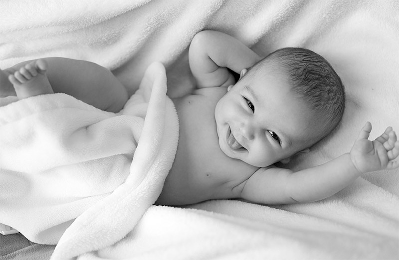 モノクロ印刷された赤ちゃんの写真