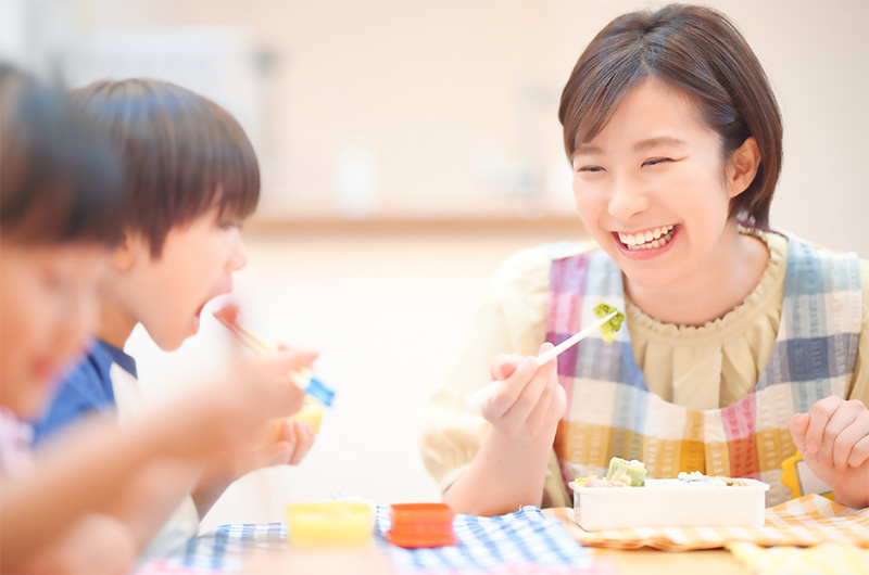 先生と園児が揃って給食を食べる図